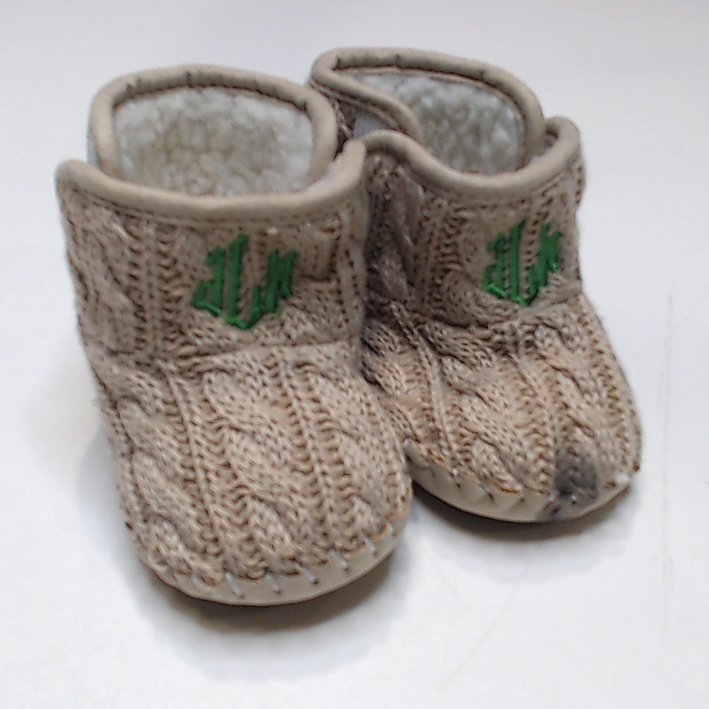 BLOOPER KIDS: Monogrammed Baby Booties