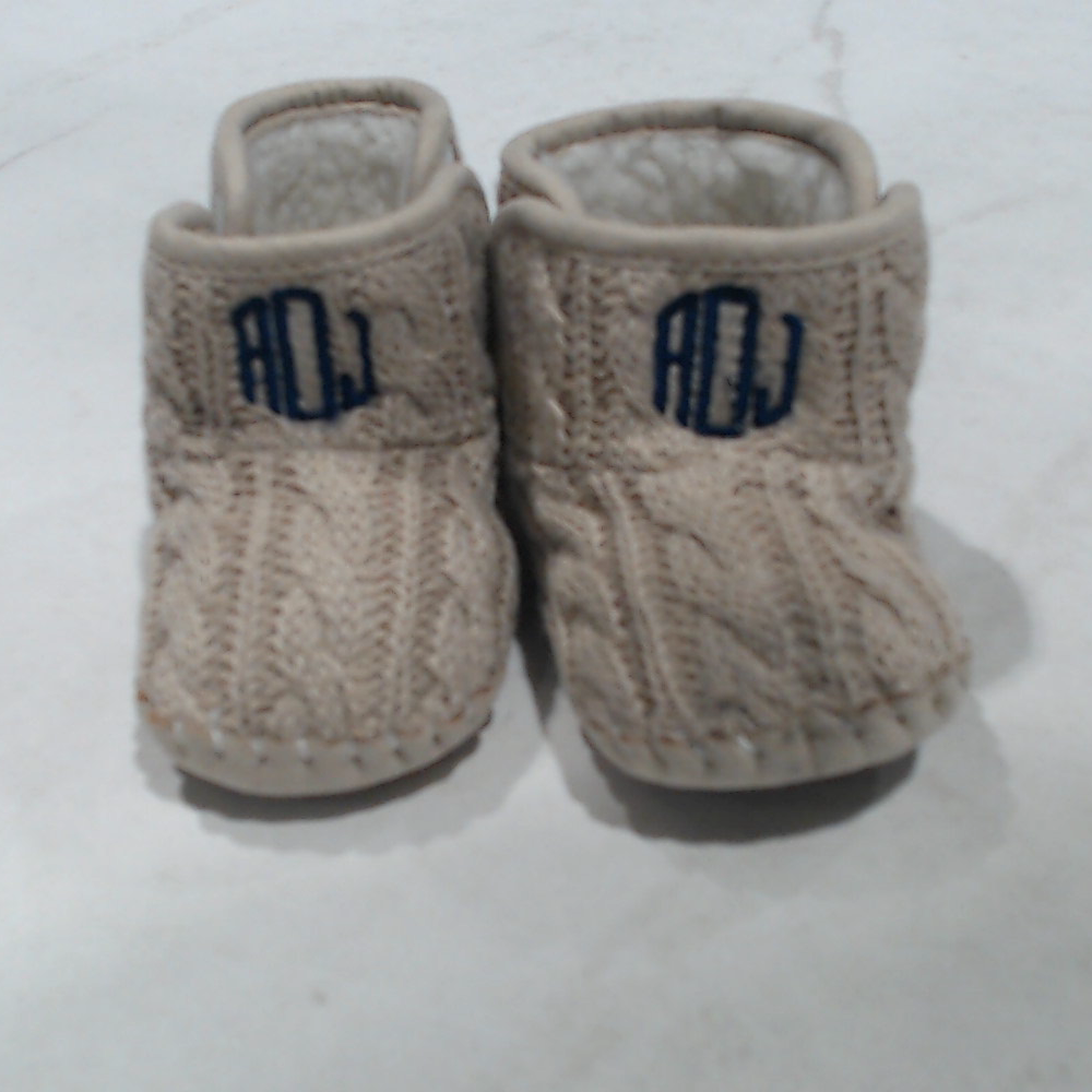 BLOOPER KIDS: Monogrammed Baby Booties