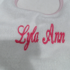 BLOOPER KIDS: Monogrammed Outline Baby Bib
