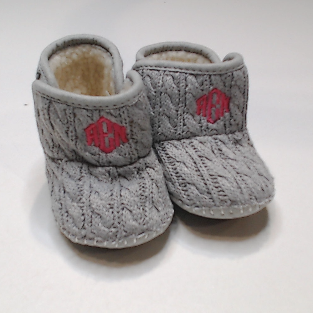 BLOOPER KIDS: Monogrammed Baby Booties