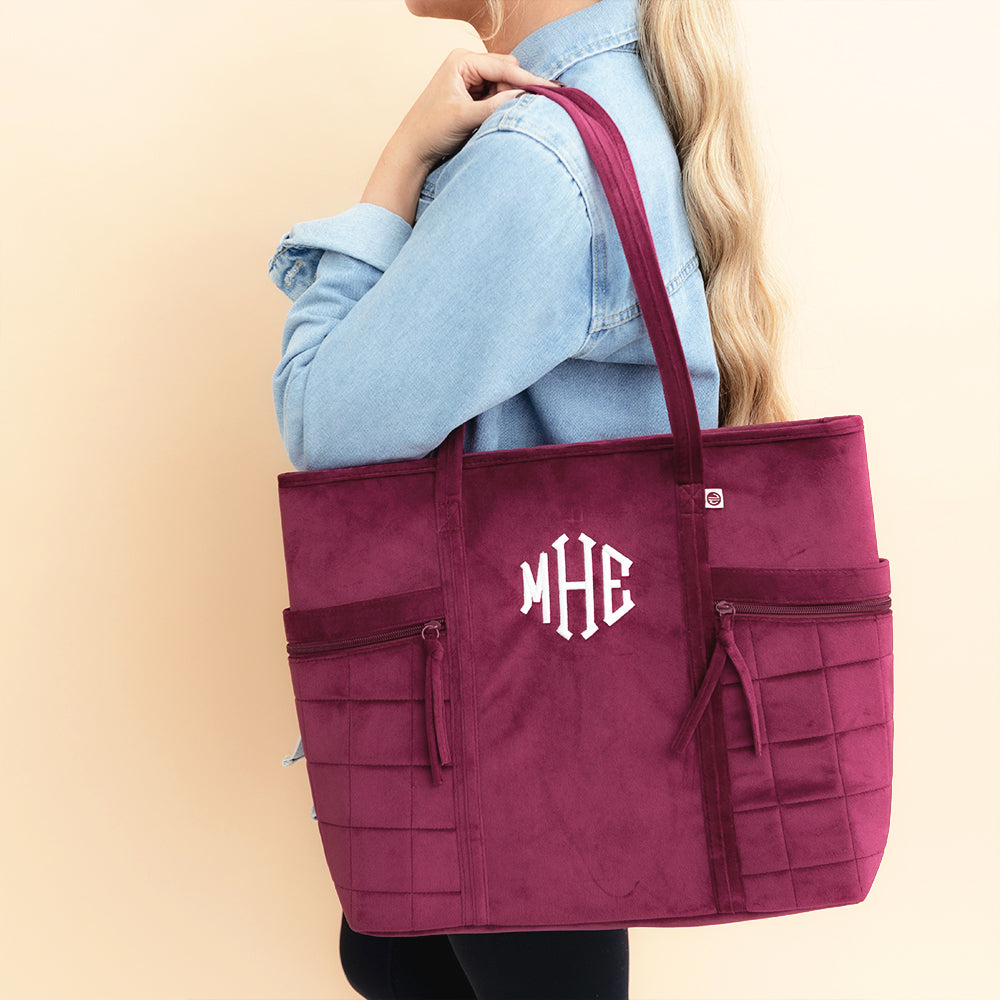 burgundy pocket tote bag on shoulder